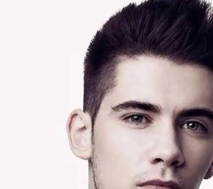 3,子弹头非常适合发量比较少的男生,经过烫发之后,发型自然,蓬松,给人