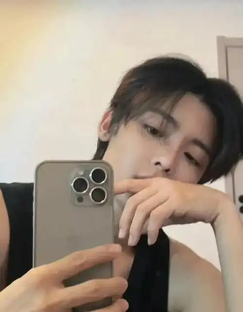 帅气演员侯明昊今日最新自拍照出炉啦太帅了