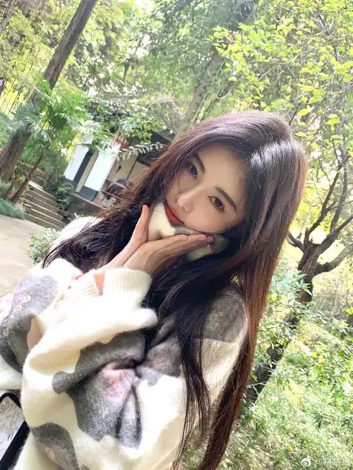 鞠婧祎穿白毛衣清纯可人双手捧脸卖萌俏皮可爱