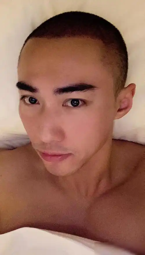 寸头短裤筋肉男浴缸照走红!后翘大胸腹肌好身材,a炸了!