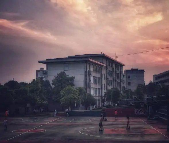 夕阳下的篮球场