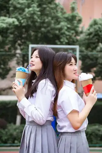 闺蜜2.校园的我俩.毕业后的我俩