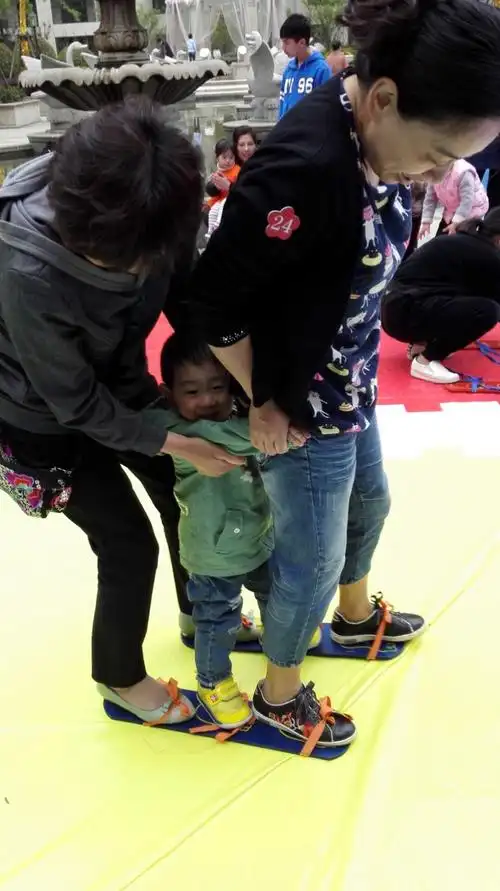 大脚小脚一起走