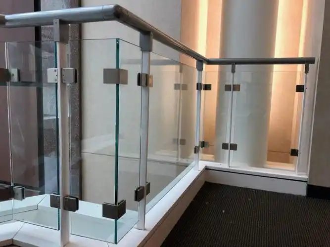 带玻璃栅栏的台阶户外金属栏杆