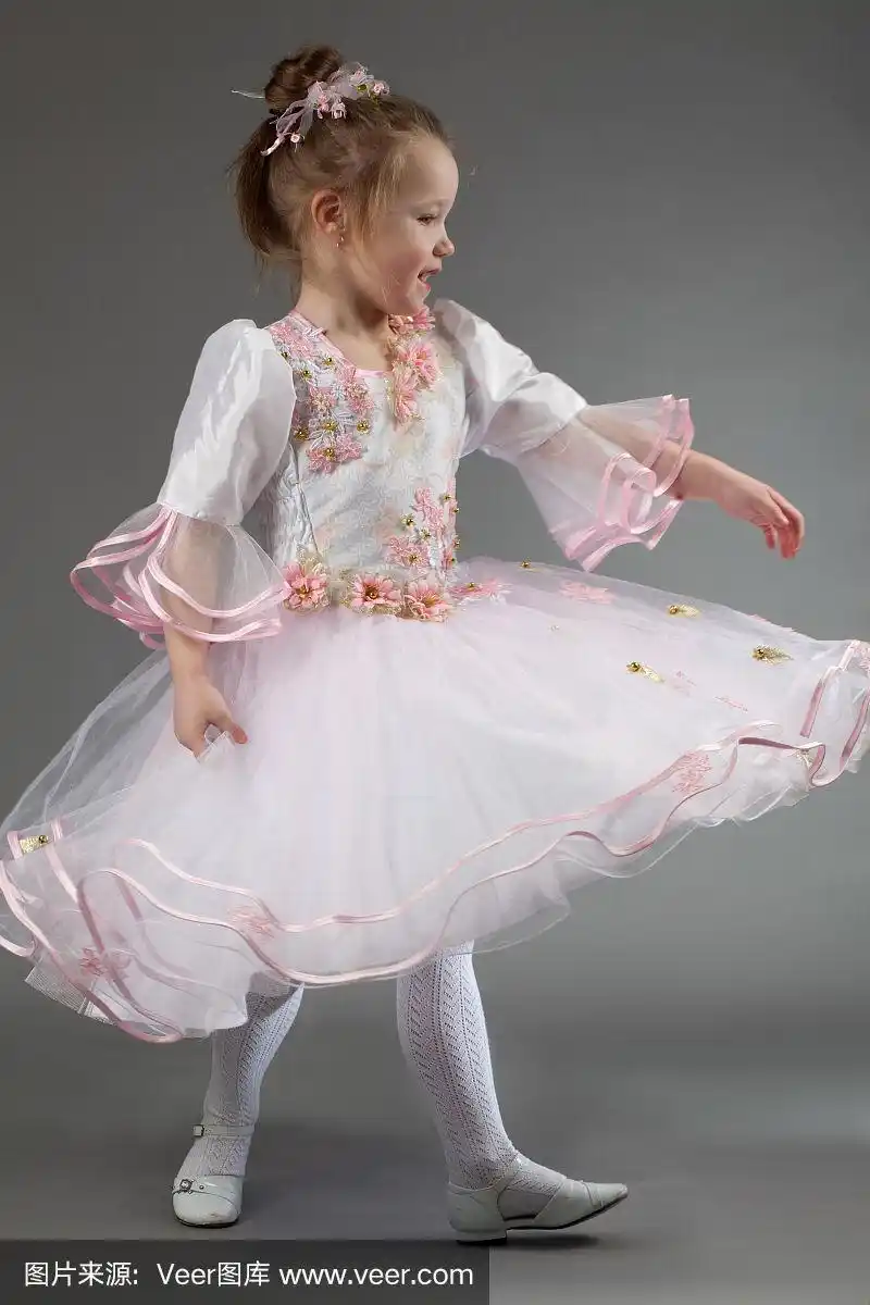 可爱的小女孩跳舞.