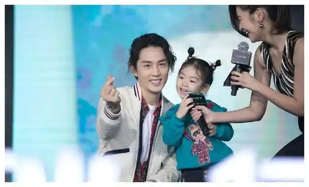 戚薇李承铉lucky合体多么幸福的家庭一家三口各火各的