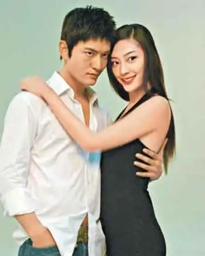 是一个人品不算太好的人,对于被提问到是否知道应采儿和黄晓明的事件