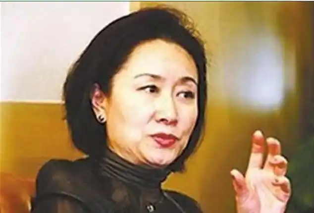 郎昆的第二任妻子是知名歌手思浓.