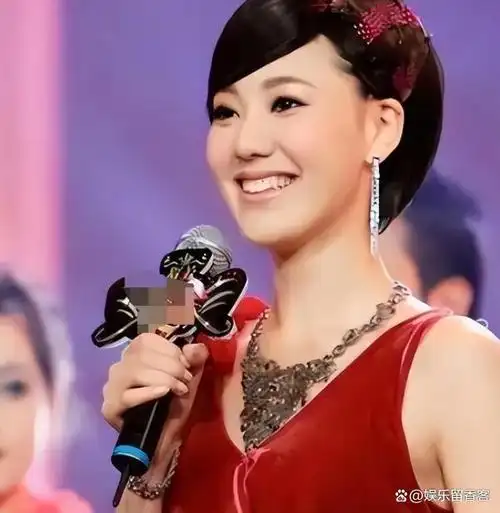 被央视"开除"?被传与小尼结婚的她,如今怎样了?