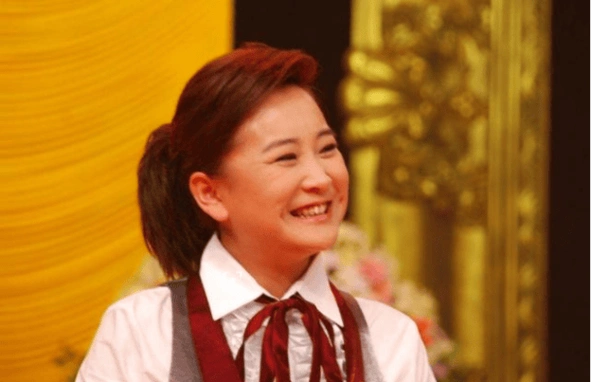 吴彦祖晒与贾玲合照夸她多才多艺因放出生图被粉丝质疑不厚道