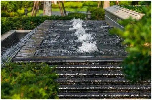 但形式较为多样化——有与特色喷泉结合的阶梯式叠水,还有与跳泉水景