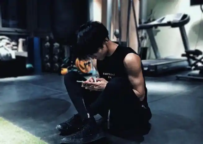 周柯宇行走的老头衫宣传大使,彩排穿健身穿,手臂肌肉和锁骨是可以免费