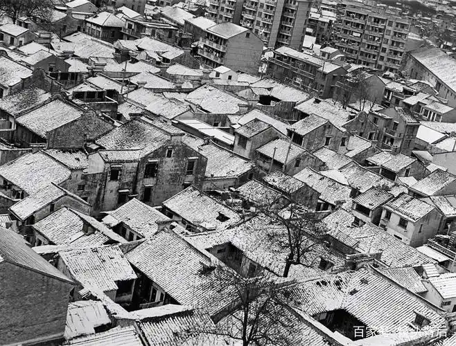 都市民居:80年代末无锡老房子的顶面白雪皑皑.