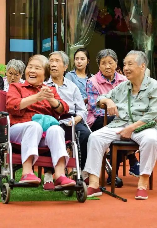 整整一上午,养老院的老人们寂静无声!你会送父母去养老院吗?