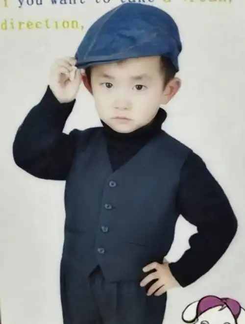 西瓜头开心比耶,小时候也太萌了吧!@tfboys-易烊千玺