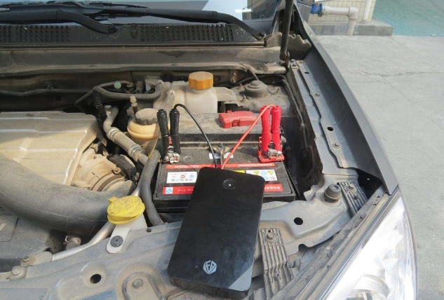 如何用充电宝启动汽车?