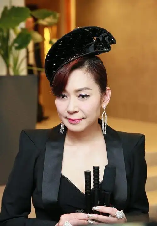 邝美云的气质也太好了,虽然眼角有皱纹,但穿西装气场可挺强的|妆容