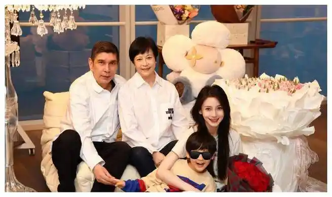 7岁小海绵暴风抽高,手牵外公好暖心_杨颖_生日_杨幂