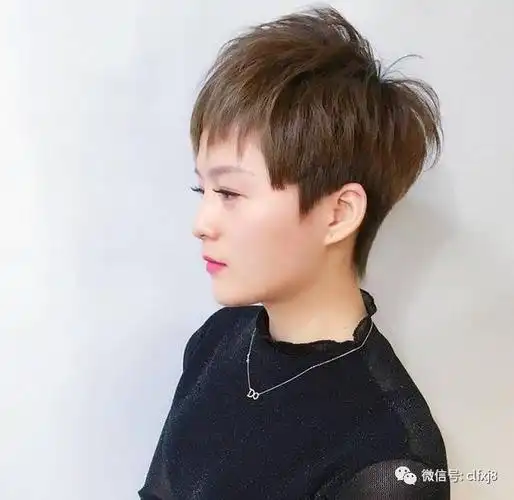 今年流行短发"定位烫"
