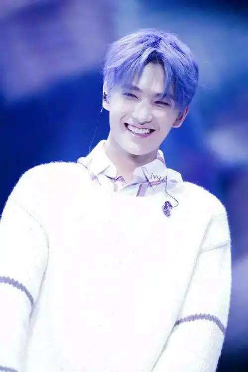 杨洋头发染黑了有点可惜生日会的灰蓝发色惊艳了