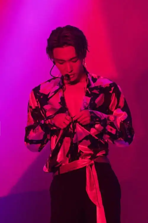 张艺兴太犯规了吧,穿着衬衫解开扣子露腹肌,这身材让人抵挡不住