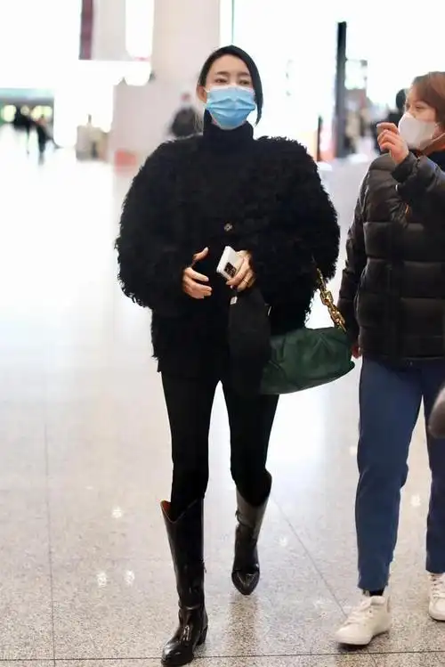 街拍王丽坤黑色毛绒外套高领衫牛仔靴轻熟温暖