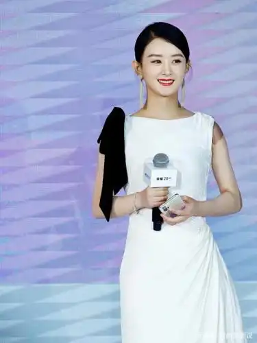 赵丽颖复出荣耀归来北京首秀,一身白色丝绒礼服温婉大气柔美靓丽