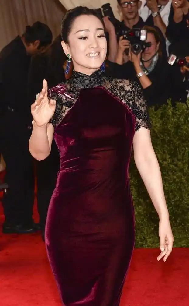 旗袍搭配什么鞋子好看,红色旗袍配什么鞋子好看(50 也能演绎东方风情)