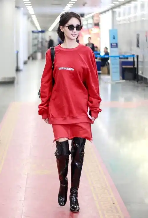 爱豆的街头t台#长款卫衣加超长漆皮过膝靴,一向乖乖女形象示人的金