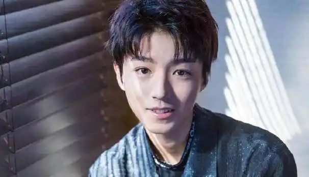 10,鞠婧祎刚开唱,就被评委要求直接清唱进入副歌部分.王俊凯