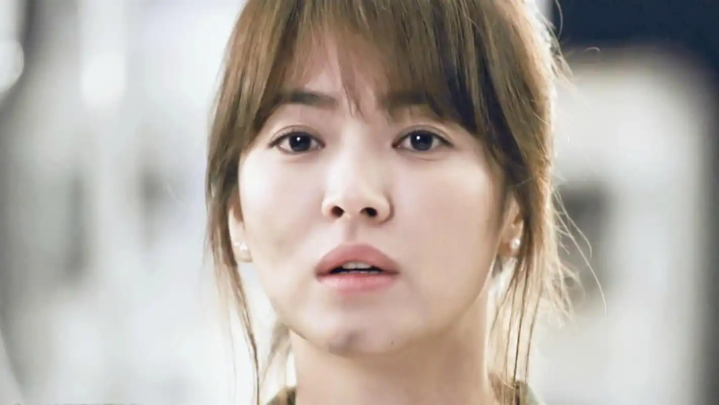 宋慧乔《太阳的后裔》姜暮烟第六集剧照桌面壁纸下载