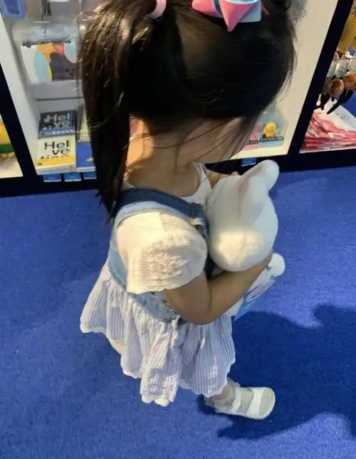 伊能静晒小米粒近照,发质顺滑肌肤白皙,穿衣打扮像小公主惹人爱