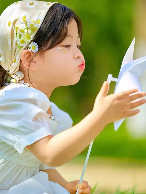 上海户外宝宝照春日暖阳下的小可爱