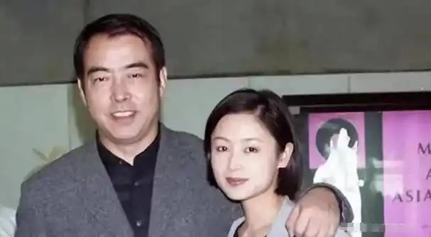 他是倪萍儿子的亲生父亲,身价过亿,却在儿子患病时离开母子俩