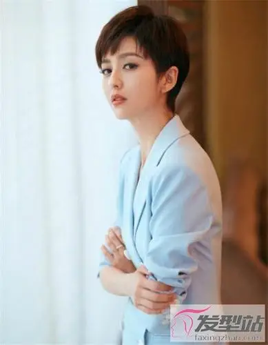 修颜风职场女士短发 知性大方更有气质_发型站_最新流行发型设计发型