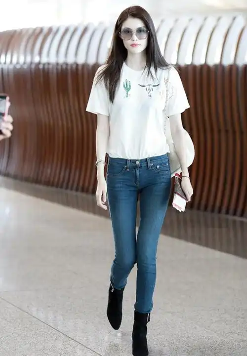 何穗不愧是超模,白t配牛仔裤,也能穿出高冷范