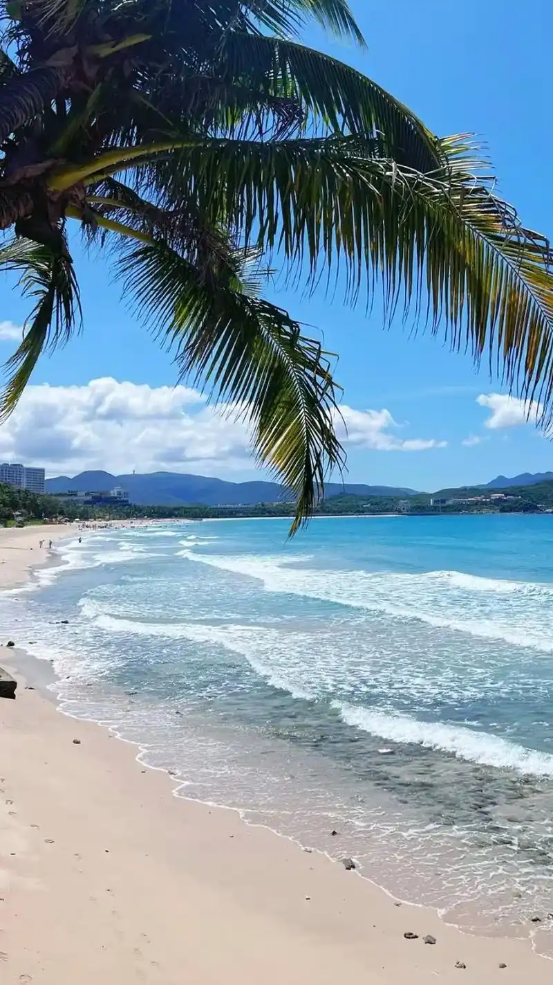 三亚的海真的是太美了吧,随便一拍都可以做背景图,碧海蓝天,水 - 抖音