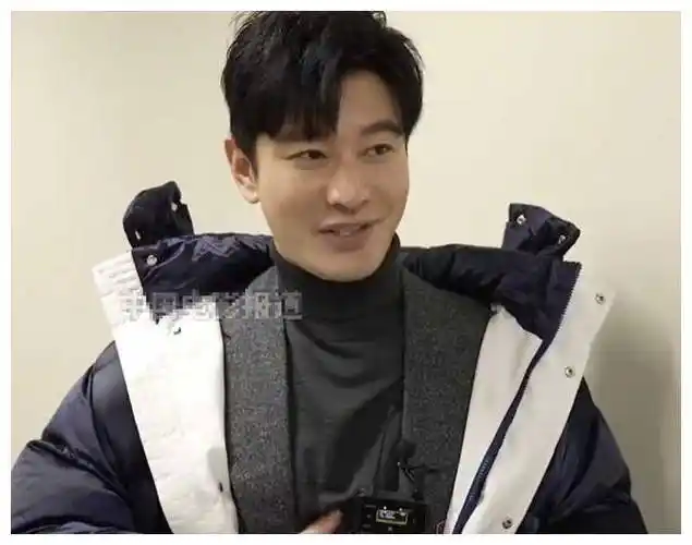 黄晓明疯狂增重,大肚腩曝光,与女友甜蜜互动,惊人细节揭秘_生活_新剧_