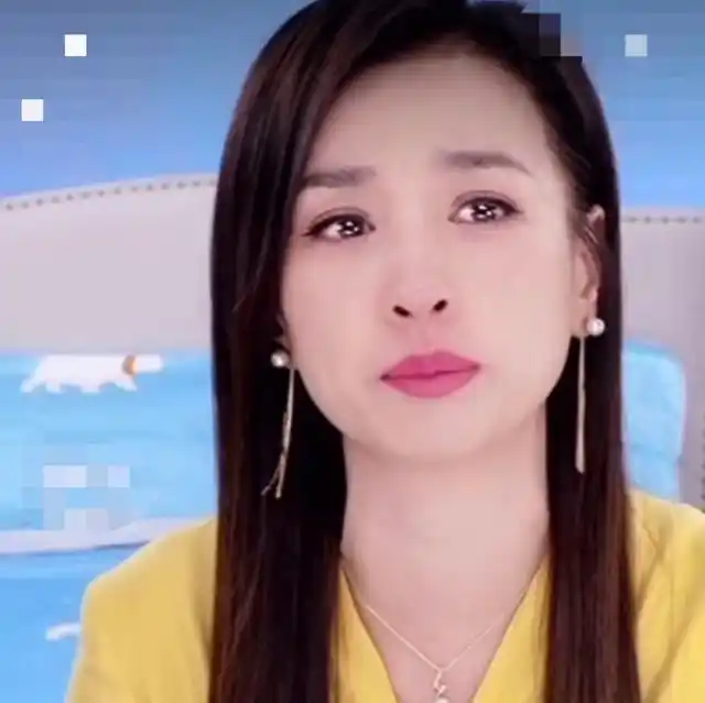 50岁张庭直播痛哭,忙抹眼泪泪流不断,原因曝光引争议