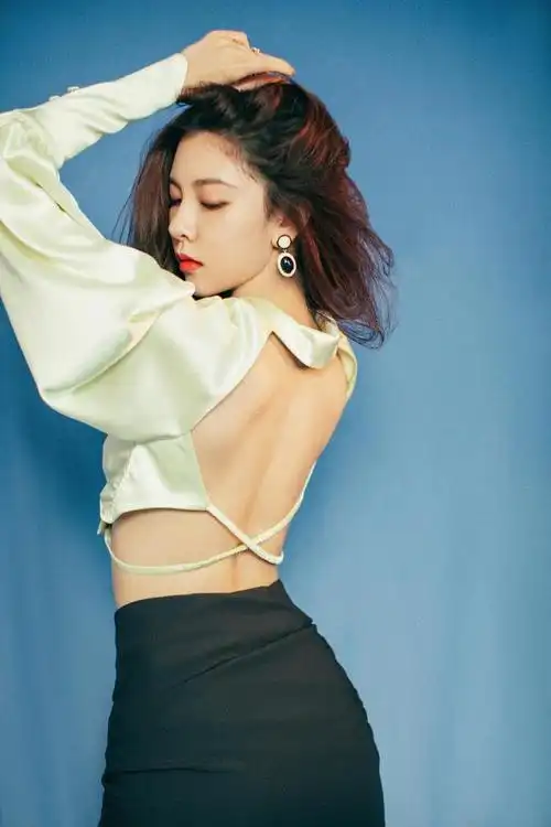 身材好的话,就要善于去运用一些挖空设计,宋妍霏背部线条柔美,拥有