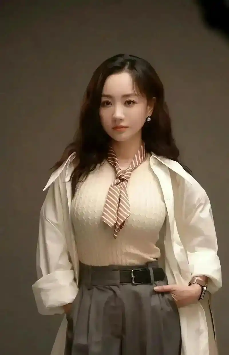 杨蓉身材竟然那么丰满,像顶着两个足球一样,身材真是绝了