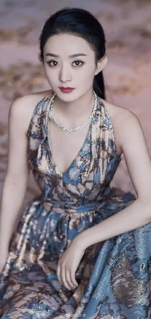 赵丽颖连续两年登elle开年刊