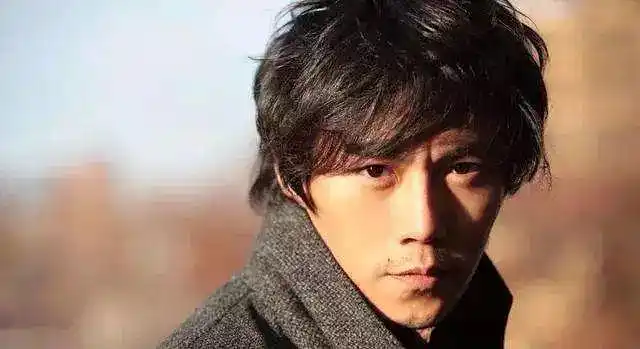 长久以来,秦昊远离大众视野和主流市场,年轻的时候,以为自己拍的东西