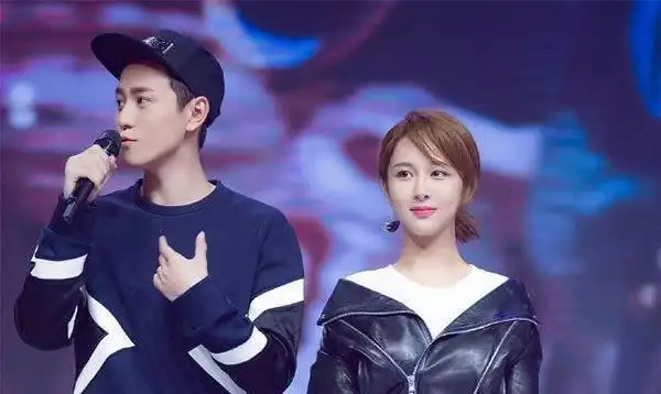 网曝杨紫李现亲密牵手疑曝光恋情粉丝辟谣活动旧照而已