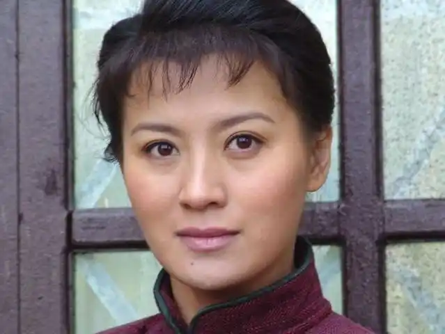 五官精致出生电影世家,曾跟过巍子,如今和李幼斌恩爱有加