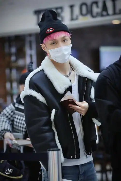 张艺兴皮衣粉发机场饭拍