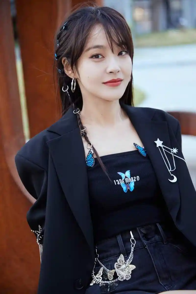 张佳宁(karlina),1989年5月26日出生于吉林省辽源市,中国内地影视女