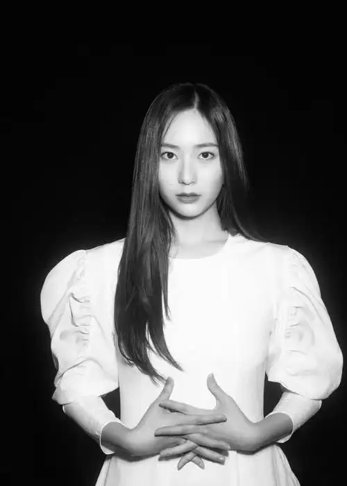 简介:郑秀晶纯色唯美写真图片,分享一组郑秀晶图片给大家,图中的明星