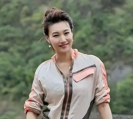 深扒之下终于知道央视主持人李梓萌为何47岁还不结婚了