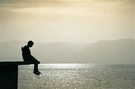 一个人看孤独风景图片_伊卟图库